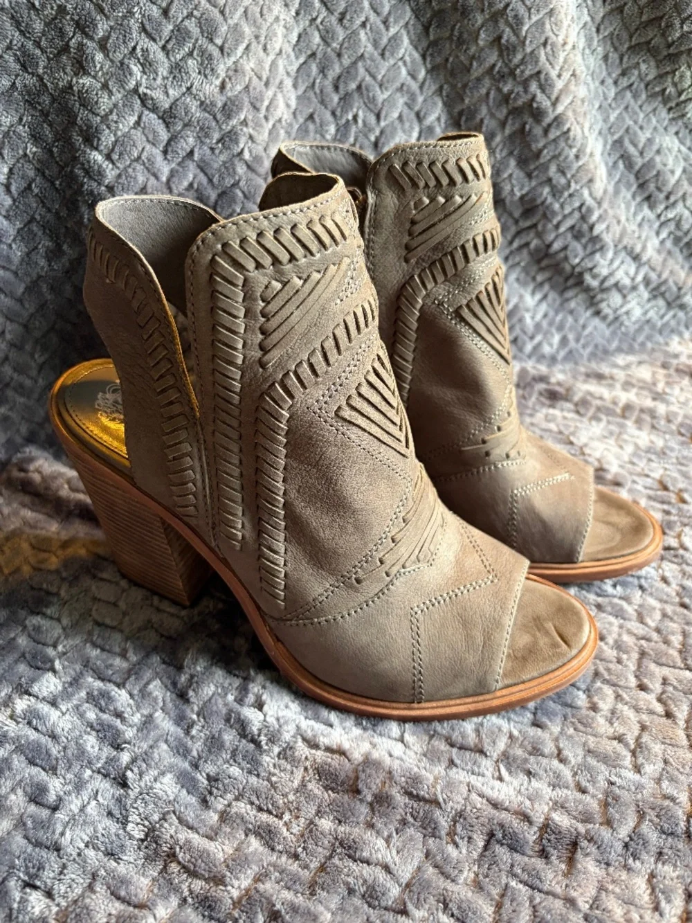 New! Vince Camuto Beige Grey Taupe Karinta Open Toe Block Heel Bootie Sandals 9